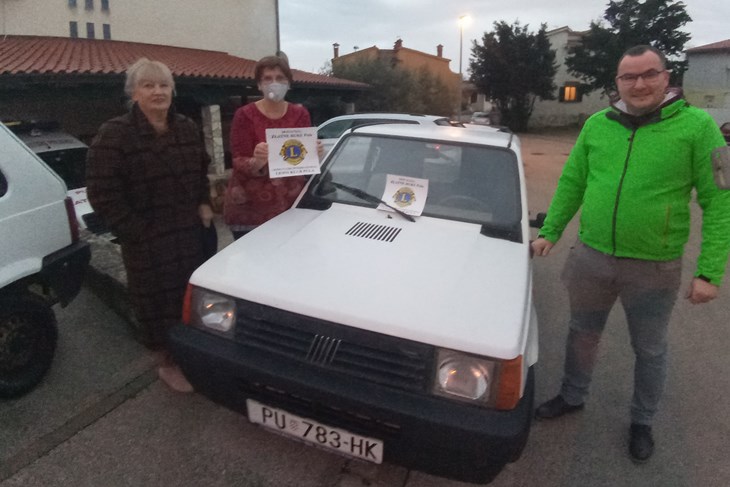 Damir Bubić uz donirane Fiat Pande u prošloj akciji (Snimila Duška Palibrk)